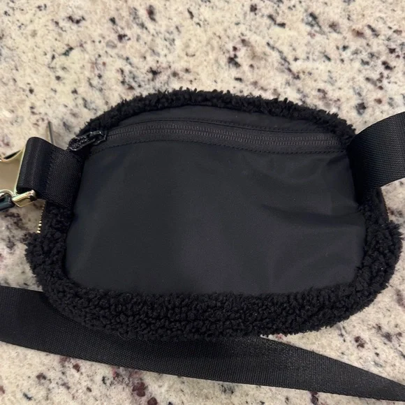Lululemon Like New Black Sherpa Everywhere Belt Bag 1L - Picture 4 of 7